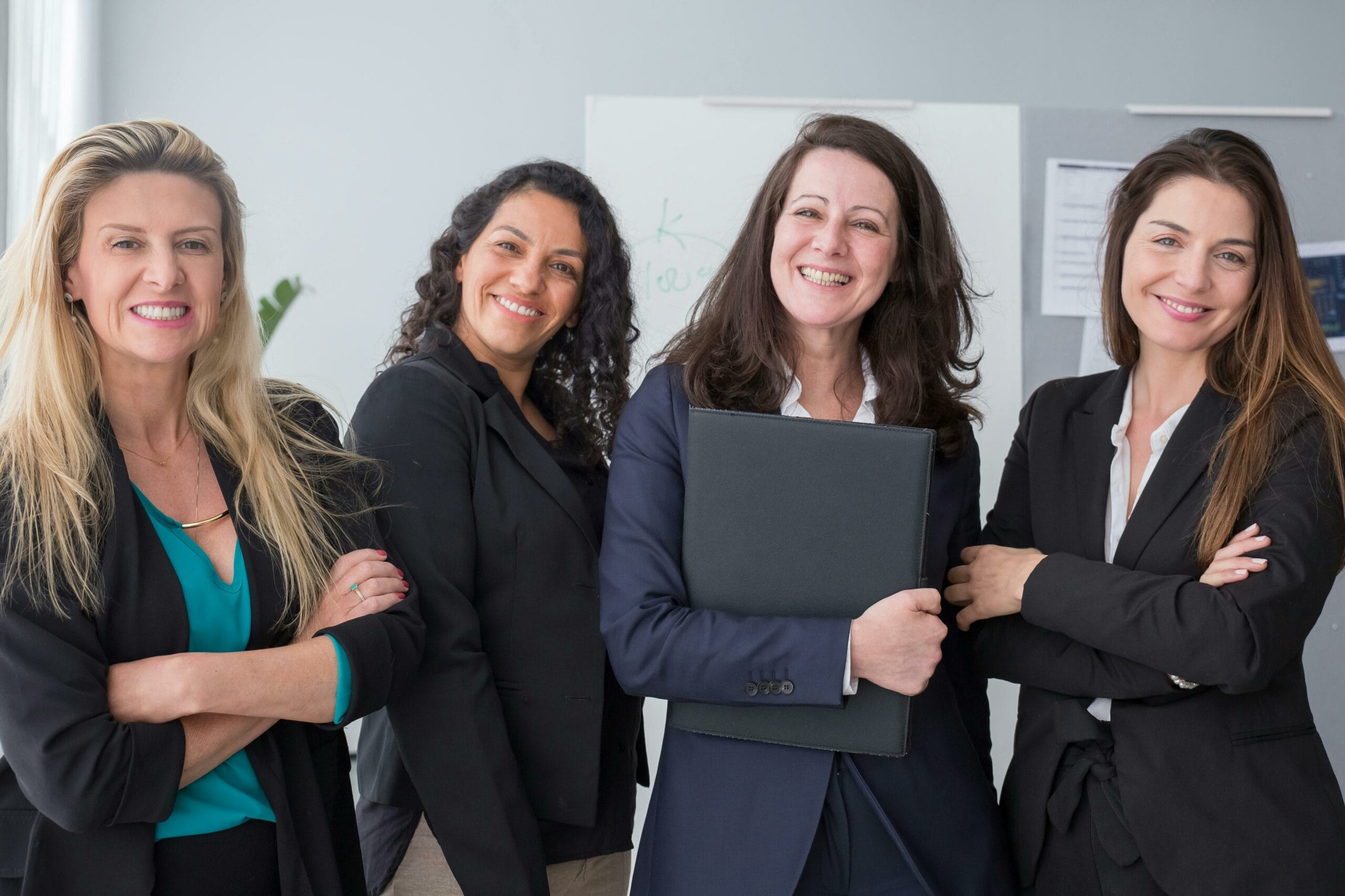 quatre femmes souriantes et professionnelles vont faire passer un test de personnalité